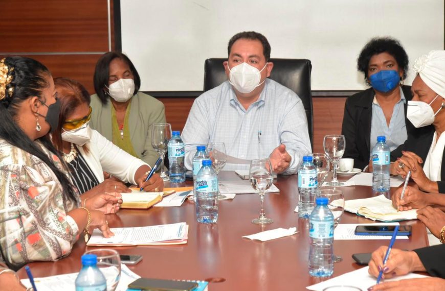 Director SNS se re&uacute;ne con gremios de Salud