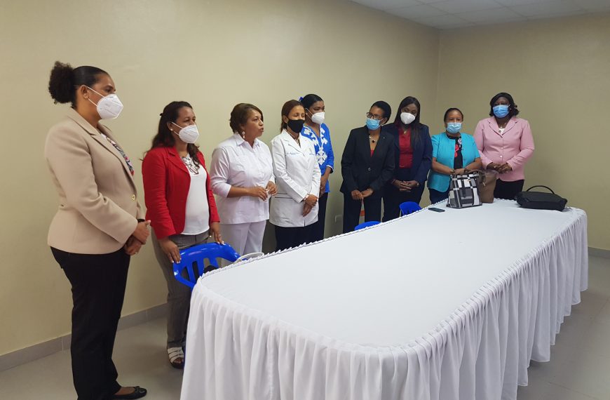 DOCTORA MONSERRAT SANTANA SALUDA JURAMENTACION DE NUEVAS INCUMBENTES DEL AREA DE ENFERMERIA