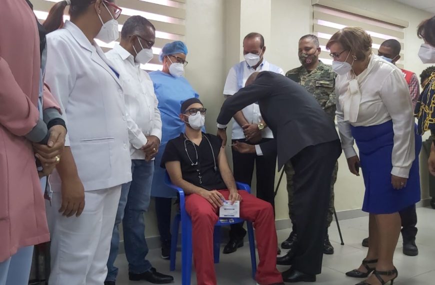 AUTORIDADES DAN INICIO A JORNADA DE VACUNACION EN HOSPITAL JUAN PABLO PINA